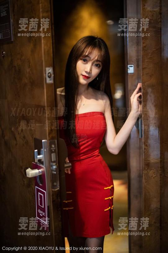 XIAOYU语画界 - 夏小雅的美腿在图片上，像是一条通向未知的迷宫，呼唤着我去探险。