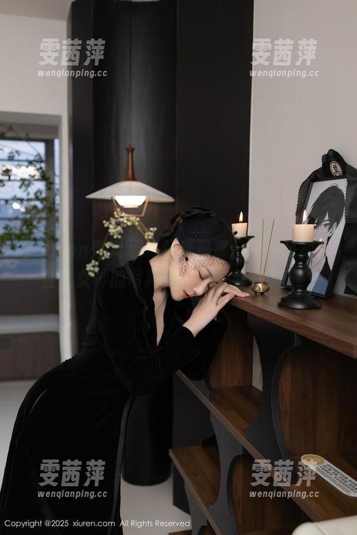 Xiuren秀人网 - 杨晨晨展示红色吊裙，性感女神的写真集，快来看完了吗？