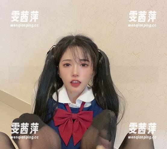倦倦喵女同事照片：你以为她在认真吗？呵呵