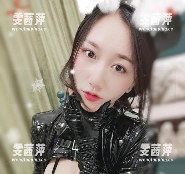 微密圈 - 小玉吃果冻和她的套装：网盘里的秘籍，你敢下载吗？