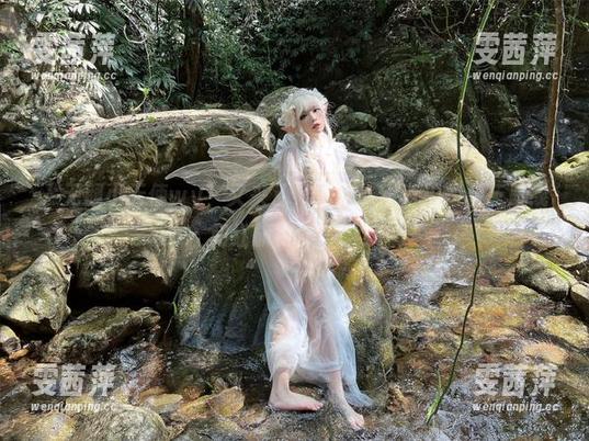 “无颜小天使wy”又来了，她的最新街拍：碧蓝航线和红旗袍，冲吗？