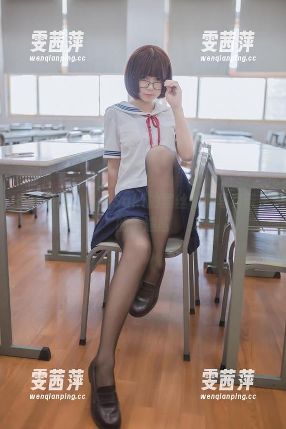 在线探讨，白金Saki的黑丝制服写真带来的小尴尬
