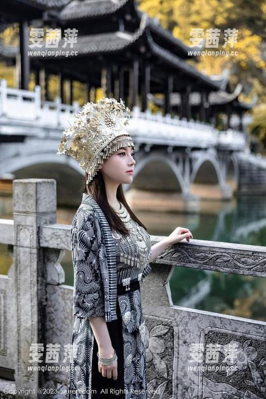 秀人网 - 小小白思宜圣诞套图分享——在这种时刻看到她，脑中不由自主开始游走。