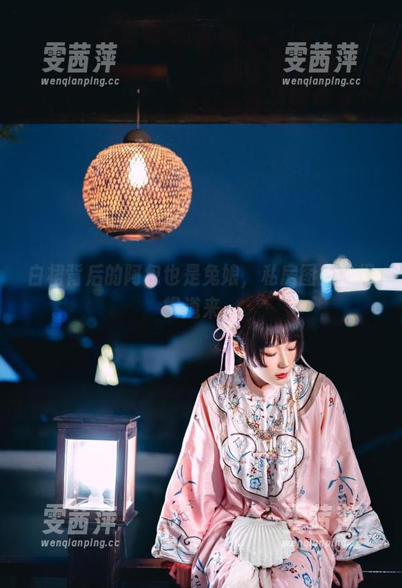 白裙背后的阿包也是兔娘，私房图集中慢慢道来。