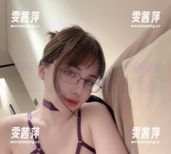 微密圈 - 阿色的最新写真来啦，连体衣下的那种“随便”其实超考验人。