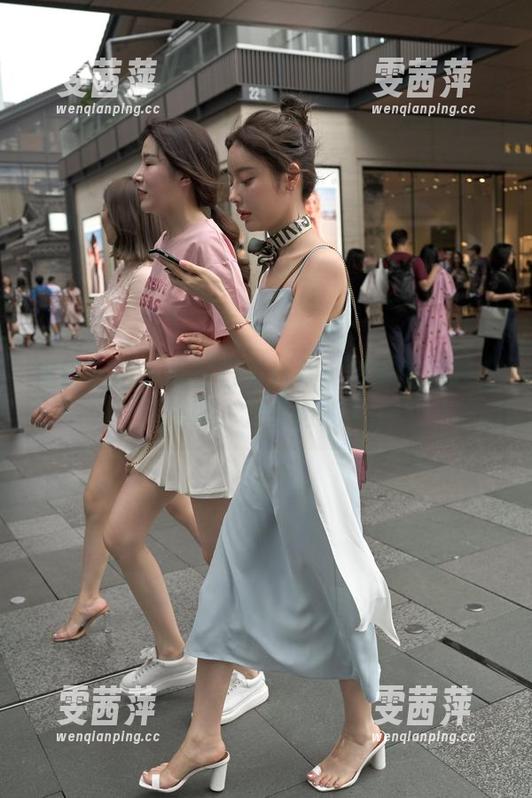 魔镜街拍 - 黑丝日常合集：婷婷的绝妙工作搭配，太会调戏人。