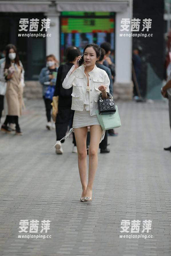 魔镜街拍：据说穿上超性感白色包臀裙后，她的走路姿势变得很“有声音”的写真套图