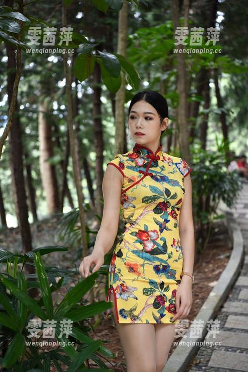 图册更新！婷婷的高跟热裤再现魔镜街拍，长腿气场难敌，咋办！