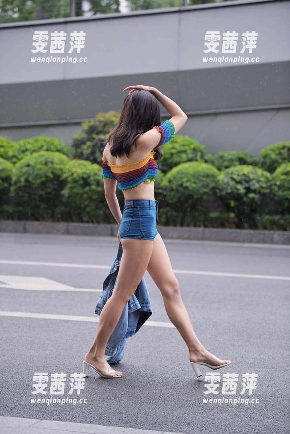 白裙子的奥秘：福利藏在“魔镜街拍”的那幅图片里。